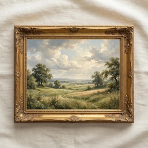 Puede incluir: Un cuadro de paisaje en un marco dorado decorativo que muestra una pradera verde y ondulada con árboles dispersos bajo un cielo brillante y nublado con rayos de sol. La obra representa una escena pastoral con hierbas altas y colinas lejanas.