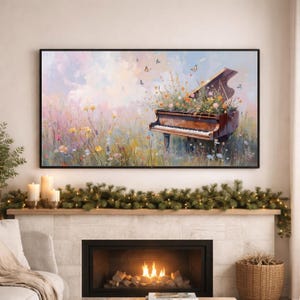 Puede incluir: Una obra de arte enmarcada representa un piano de cola en un campo de flores silvestres. El piano es marr&oacute;n con un teclado blanco y est&aacute; lleno de flores coloridas. Las mariposas revolotean en el cielo pastel, creando una escena caprichosa.