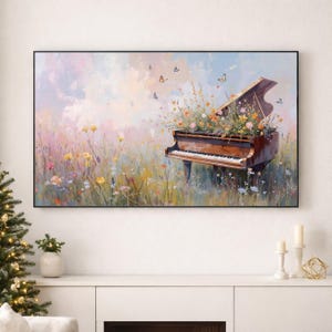 Puede incluir: Una impresi&oacute;n art&iacute;stica enmarcada que representa un piano de cola en un campo de flores silvestres. El piano es marr&oacute;n con un interior dorado, y flores y mariposas lo rodean. El fondo es una suave mezcla de tonos rosa, azul y amarillo.