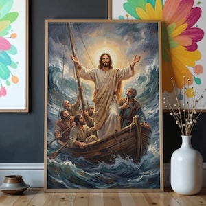 Pode incluir: Uma impressão emoldurada retratando uma cena religiosa. A obra de arte mostra uma figura em vestes brancas em pé sobre a água, com os braços estendidos. Um barco com várias figuras está em primeiro plano, em meio a ondas turbulentas. O fundo apresenta uma luz brilhante.