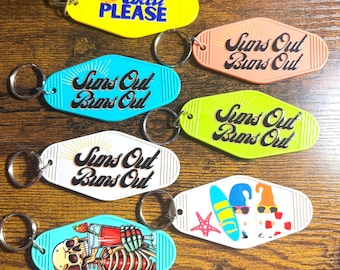 Breloczki do kluczy w stylu nagości 4,5" Breloczki do kluczy w stylu retro hotelowe "Suns Out Buns Out" "Naked Please" Prezent dla nudystów Nowość naturystyczna Zabawa letnia Plaża Brelok do kluczy