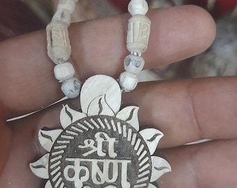 Handgefertigte Tulsi Mala Kette mit Shree Krishna Anhänger | Spirituelle Hindu Perlen Halskette | Naturholz Japa Mala | Krishna Schmuck Geschenk