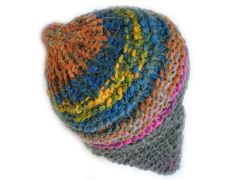以下が含まれることがあります： オレンジ、イエロー、グリーン、ブルー、ピンク、グレーのストライプが入ったカラフルなニット帽です。