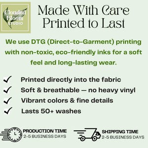 Puede incluir: Fondo verde claro con texto que dice "Made With Care Printed to Last". El texto describe la impresi&oacute;n DTG con tintas no t&oacute;xicas para una sensaci&oacute;n suave y duradera. Incluye colores vibrantes y detalles finos.