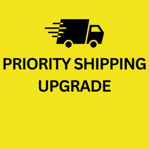 Puede incluir: Un icono de camión de reparto negro con líneas de velocidad sobre un fondo amarillo. Las palabras "PRIORITY SHIPPING UPGRADE" están en texto negro en negrita debajo del camión.