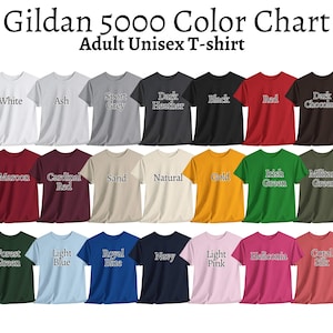 Puede incluir: Carta de colores de camisetas Gildan 5000 unisex para adultos en varios colores, incluyendo blanco, negro, rojo y verde. La carta muestra una gama de tonos, con los nombres de cada color impresos debajo de las camisetas.