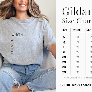Puede incluir: Una camiseta Gildan G5000 Heavy Cotton gris claro. La imagen incluye una tabla de tallas con medidas en pulgadas, que van de la S a la 5XL. La camiseta se muestra con un diagrama de ancho y largo.