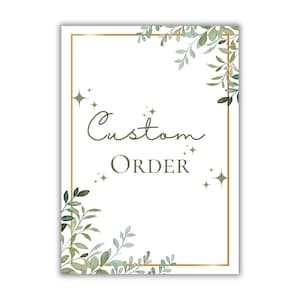 Op de afbeelding: Een wit rechthoekig bord met een gouden rand en de woorden "Custom Order" in groen schrift. Het bord is versierd met groene en grijze aquarelbladeren en sterren.