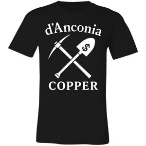 Pode incluir: Camiseta preta com um gráfico branco com uma picareta e uma pá cruzadas com um símbolo de dólar na pá. O texto "d'Anconia" está acima das ferramentas cruzadas e "COPPER" abaixo.