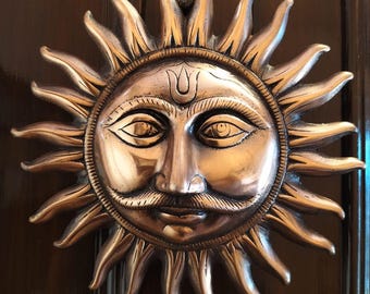 微笑む太陽 木彫りフェイス 壁掛けインテリア 太陽の壁掛け スーリヤの顔 壁飾り ヴァストゥ 太陽の壁アート 玄関用