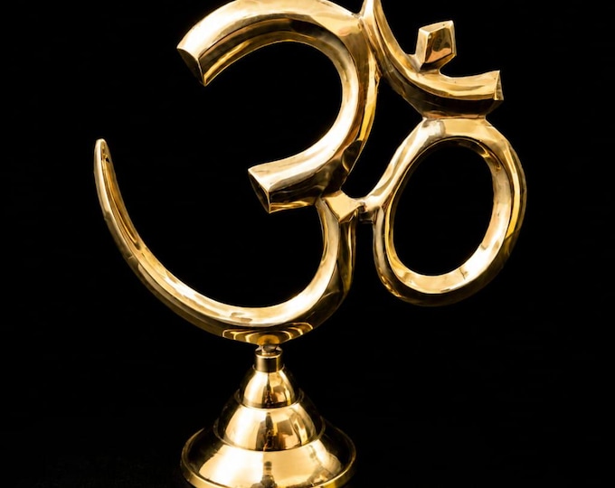 Standing Om Brass Symbol – Handcrafted Hindu Spiritual Decor for Home, Yoga & Meditation