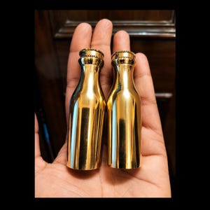 Mini flacons en laiton - objet de collection décoratif vintage, contenant d'huile de parfum Attar, article Pooja