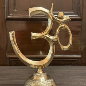 Standing Om Brass Symbol – Handcrafted Hindu Spiritual Decor for Home, Yoga & Meditation