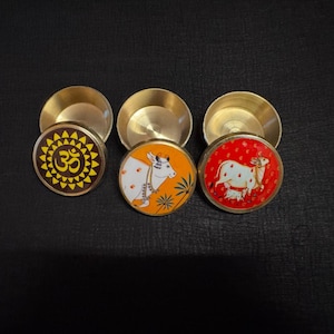 Conjunto de dibbi Sindoor de latón pintado a mano: motivos Om y vaca, cajas de puja indias