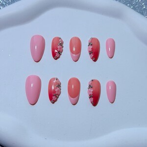 Unghie finte rosa sfumate color mandorla con gemme 3D a forma di fiore di ciliegio – Pronte per un appuntamento primaverile