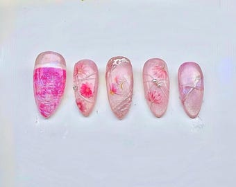 Handgjorda rosa skimrande blommiga pressnaglar: Bröllopsnagelset