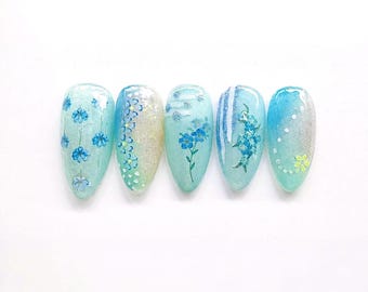 Uñas postizas hechas a mano: Set de ombré floral nomeolvides azul