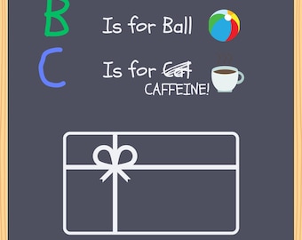 Könnte beinhalten: Eine Tafel-Grafik mit dem Alphabet, einem Apfel, einem Ball und einer Kaffeetasse. Der Text lautet "A ist für Apfel", "B ist für Ball" und "C ist für Koffein!" Eine Geschenkkartengrafik ist ebenfalls vorhanden, mit der Aufschrift "Schöne erste Schulwoche!"