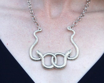 Collar de gargantilla de serpiente en tono latón o plata, collar de serpientes gemelas para los amantes de los reptiles