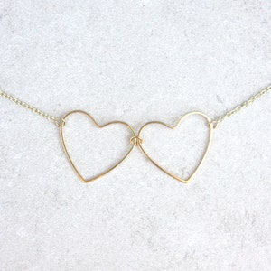 Zwei Herzen Halskette, ineinander greifende Herzen an einer Goldkette, verschlungene Herzen machen ein tolles Geschenk zum Jahrestag