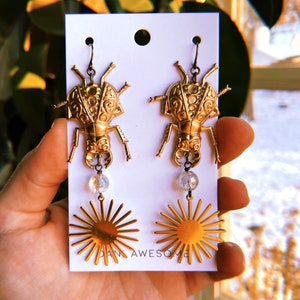 Pendientes de escarabajo de latón y Starburst, pendientes de animales, pendientes de declaración, gran regalo para novia, joyas de brujas, joyas de insectos imagen 1