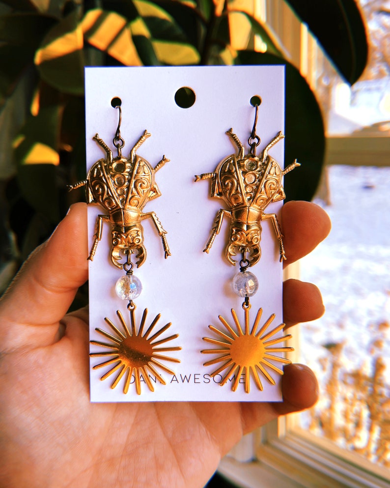 Pendientes de escarabajo de latón y Starburst, pendientes de animales, pendientes de declaración, gran regalo para novia, joyas de brujas, joyas de insectos imagen 1