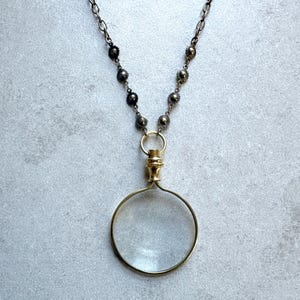 Collar con colgante de lupa, collar con monóculo, joyería de objetos encontrados, joyería steampunk, collar con lupa