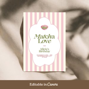 Puede incluir: Una tarjeta de invitación a rayas rosas y blancas con el texto "Matcha Love" y los detalles del cumpleaños de Alicia. La tarjeta presenta un diseño en forma de nube y una pequeña ilustración de matcha. La parte inferior de la tarjeta dice "Editable in Canva".