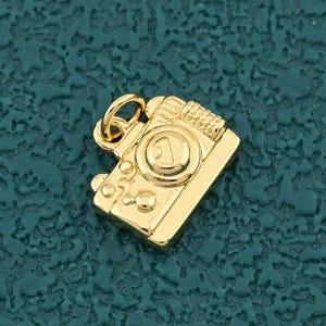 Retro kamerahänge med detaljerad design i 18K guldfyllt och silver för DIY halsbandssmyckestillverkning 13 x 12 mm
