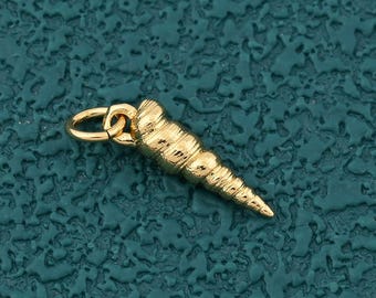 Puede incluir: Un pequeño dije de concha de color dorado con un diseño en espiral. El dije tiene un lazo en la parte superior para sujetarlo a un collar o pulsera. El dije de concha es un componente de joyería.