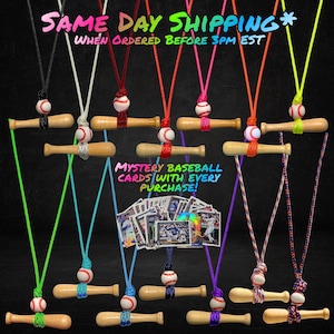 Peut inclure: Une collection de colliers composés de mini battes de baseball en bois et de petites balles de baseball suspendues à des cordons en nylon colorés. L'image contient le texte SAME DAY SHIPPING* WHEN ORDERED BEFORE 3PM EST et MYSTERY BASEBALL CARDS WITH EVERY PURCHASE!