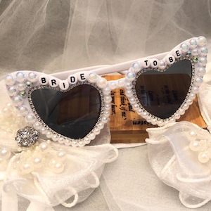 Óculos de sol personalizados com pérolas e corações para noivas, óculos de sol com pérolas e nomes personalizados, óculos para madrinhas, óculos de sol para noivas, óculos de sol com pérolas para casamento