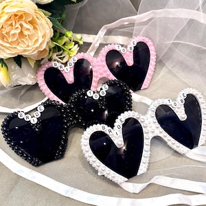 Óculos de sol personalizados com pérolas em formato de coração, óculos com pérolas gravadas com nome, óculos personalizados com pérolas, óculos de sol para madrinhas de casamento, óculos para casamento