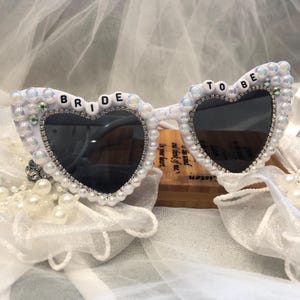 Óculos de sol personalizados com pérolas em formato de coração para noivas, óculos com pérolas, óculos com nome gravado em pérolas, óculos para madrinhas, óculos de sol para noivas, óculos de sol com pérolas para casamento
