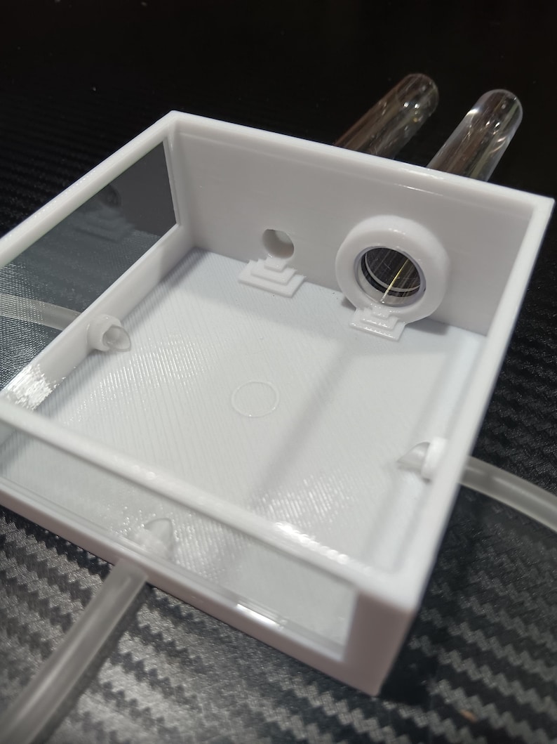 a close-up of the ant farm itself with everything hooked up, minus the lid.