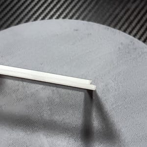 the printed angle on the front of the lid helps to lock it down.