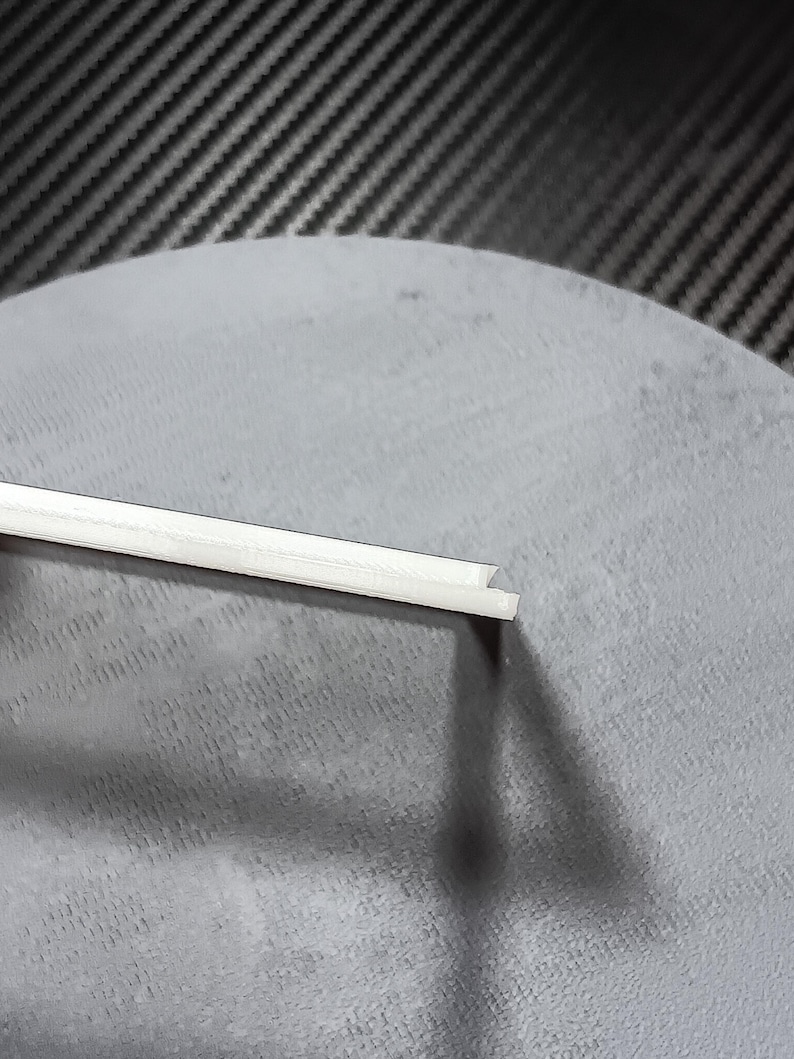 the printed angle on the front of the lid helps to lock it down.