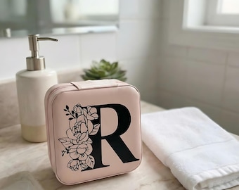 Joyero de viaje personalizado, monograma inicial, diseño floral, regalo para dama de honor.