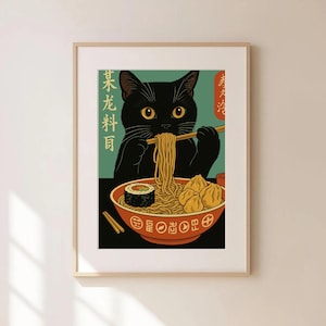 Peut inclure: Impression d'art encadrée représentant un chat noir mangeant des ramen. Le chat, aux yeux jaunes, utilise des baguettes pour manger des nouilles dans un bol rouge. Le bol contient également des raviolis et des sushis. Du texte japonais est visible.