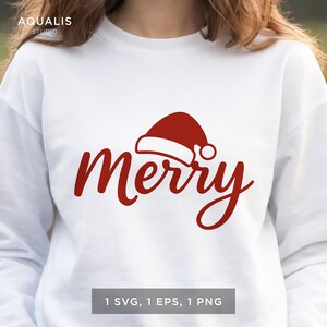 Może przedstawiać: Biała bluza z napisem "Merry" w czerwonym kolorze, zwieńczona czerwoną czapką Świętego Mikołaja. Projekt jest wyśrodkowany na klatce piersiowej. Obraz zawiera również tekst "1 SVG, 1 EPS, 1 PNG".