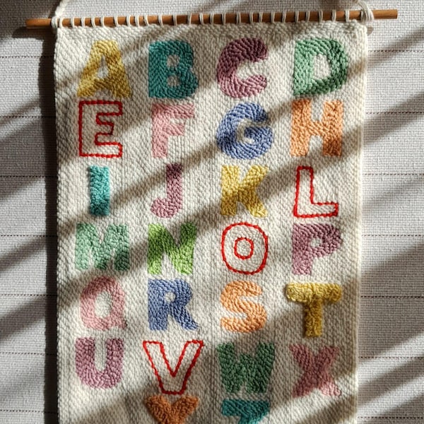 Tapiz de pared ABC hecho a mano: 'LOVE' resaltado / Decoración para guardería / Tapiz educativo para habitación infantil / Baby shower