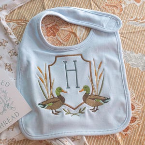 Babero bordado personalizado para bebé niño: Regalo para recién nacido con monograma