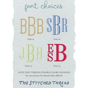 Op de afbeelding: Een weergave van vier lettertypekeuzes voor borduurwerk, gelabeld Font 01 tot en met Font 04, met gouden, blauwe, lichtgroene en roze monogramstijlen. De tekst luidt font choices, NOTE THAT THREAD COLORS CAN BE CHANGED! See next picture for thread colors offered! en THE STITCHED THREAD.