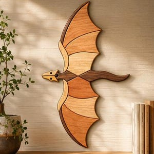 Peut inclure: Une sculpture murale en bois représentant un dragon, composée de segments de différentes teintes de bois, allant du clair au brun foncé. Le dragon est représenté en vol, les ailes déployées vers le haut et le bas, avec une longue queue fine.