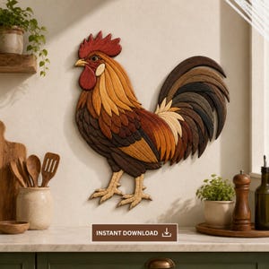 Op de afbeelding: Een wanddecoratie in de vorm van een haan, gemaakt van gelaagde houten onderdelen in diverse tinten bruin, beige en rood. De haan heeft een opvallende rode kam en lellen met een gedetailleerd verenkleed. De tekst INSTANT DOWNLOAD is zichtbaar.