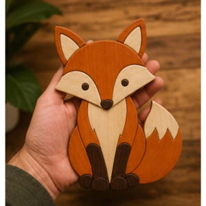 Peut inclure: Un puzzle en bois en forme de renard composé de pièces imbriquées aux tons orange, crème et brun foncé. Le renard présente des oreilles pointues, un poitrail de couleur crème et une queue touffue. L'objet est formé de segments en bois plats.