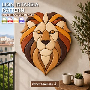 Op de afbeelding: Een digitaal downloadbaar leeuw intarsia patroon met een houten leeuwenkop wanddecoratie in verschillende tinten bruin, beige en crème houtnerf. De afbeelding bevat de tekst LION INTARSIA PATTERN, DIGITAL DOWNLOAD ONLY en INSTANT DOWNLOAD.