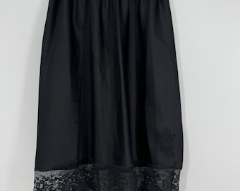 Raro camisón negro de satén con ribete de encaje y logo bordado de Christian Dior I. Magnin de los años 80, 21 pulgadas.