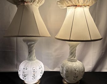 1950年代の美しいミルクガラス製テーブルランプ。手描きの花と金色の