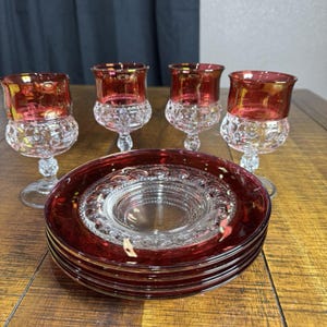 Conjunto de 4 peças Tiffin KINGS CROWN Ruby Red Thumbprint: Taça para Água/Vinho e Pratos de 8,25"